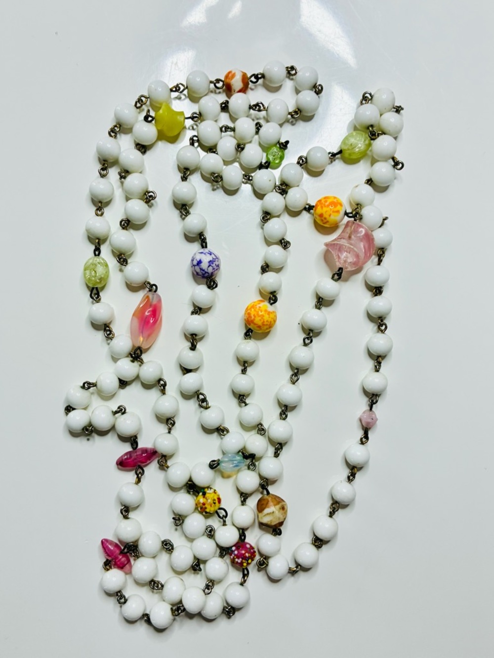 VTG Flapper WH Milk Glass Beaded Necklace w/ Multicolor Textured Faux Accents